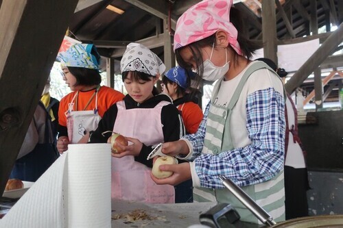 3:（画像）みんなでおいしいシチュー作り