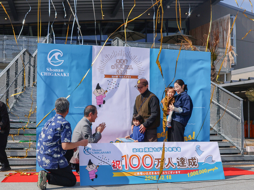 2:（画像）交流広場では100万人来場達成セレモニーが行われました