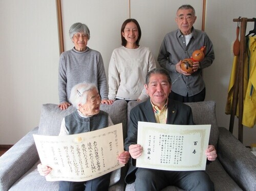 2:（画像）四世代同居で迎えた百寿　市長が祝福しました