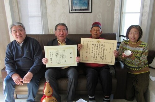 3:（画像）家族に囲まれ、百歳に笑顔があふれます