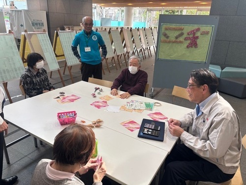 3:折り鶴コーナーには青柳教育長も駆けつけてくださいました