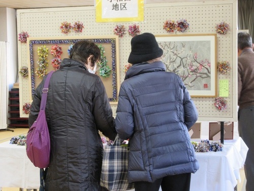 4:(画像)足を止めてお話しを聞いたり、じっくり見たり