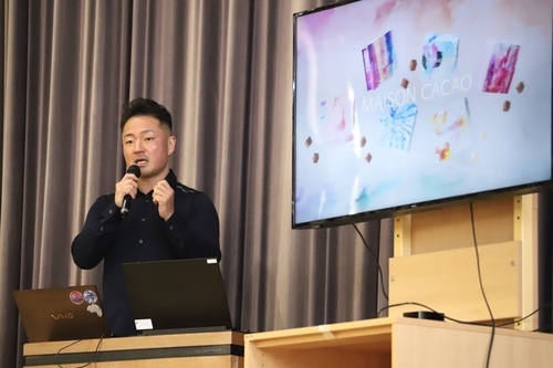 3:（画像）2月13日、茅ヶ崎小学校でチョコレートから考えるフェアトレード等について、5年生を対象に授業をおこなっていただきました（メゾンカカオ株式会社取締役　石原祥行さん）