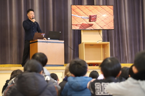 4:(画像)子どもたちも真剣に講義を聞いていました。