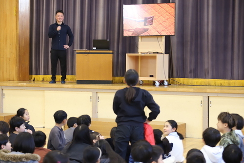 5:(画像)講義終了後の質問コーナーでは、子どもたちからたくさんの質問が投げかけられました。