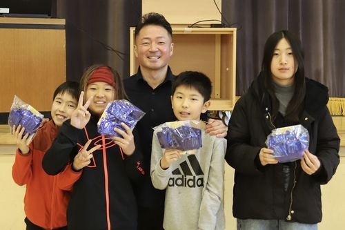 6:(画像)メゾンカカオ株式会社取締役　石原祥行さんと茅ヶ崎小学校5年生（各クラス代表）