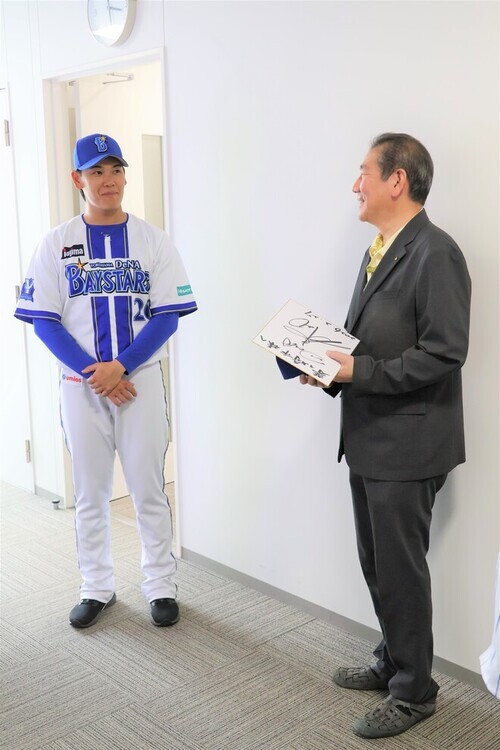 6:(画像)市長と立ち話