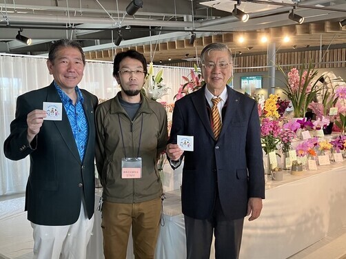 5:(画像)JAさがみ茅ヶ崎市温室園芸組合の古知屋組合長（写真中央）と佐藤市長（左）、藤沢市の鈴木市長（右）で記念撮影