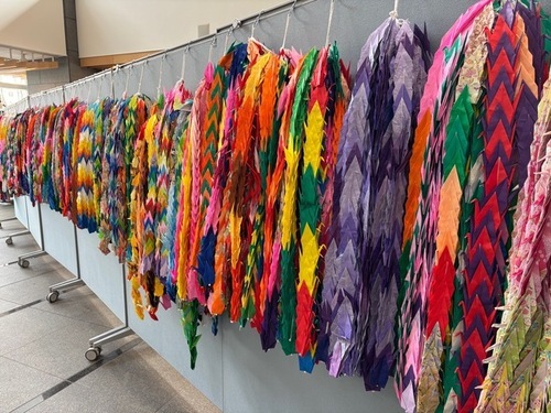 2:（画像）「平和への思いを繋ぐ千羽鶴展示」を実施しました（2）