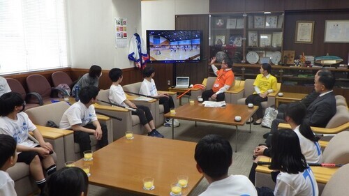 1:（画像）大会映像を見ながら市長と歓談