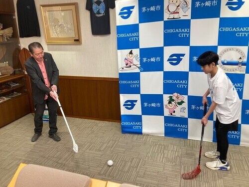 4:(画像)市長とパス交換