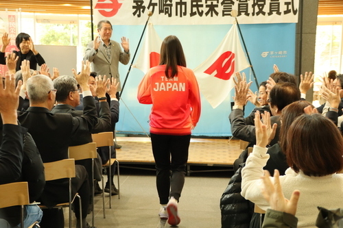 1:（画像）拍手の手話でお出迎えです