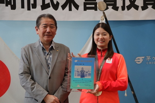 2:（画像）市長より記念品が贈呈されました