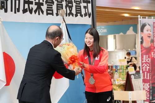 3:（画像）茅ヶ崎市聴覚障害者協会の湊会長より花束の贈呈