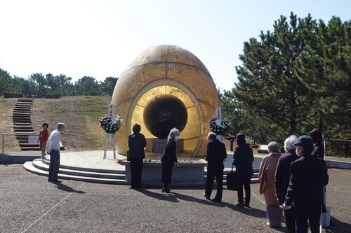 8:（画像）遺族会の方々のほか、一般市民の方からも含め19名に献花していただきました