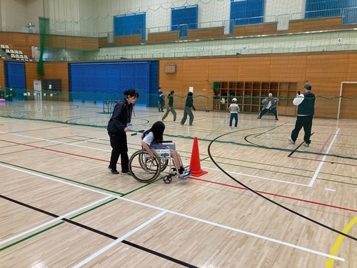 10:(画像)車いす体験