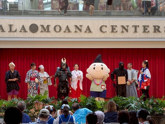 4:アラモアナセンターステージでえぼし麻呂がPR!