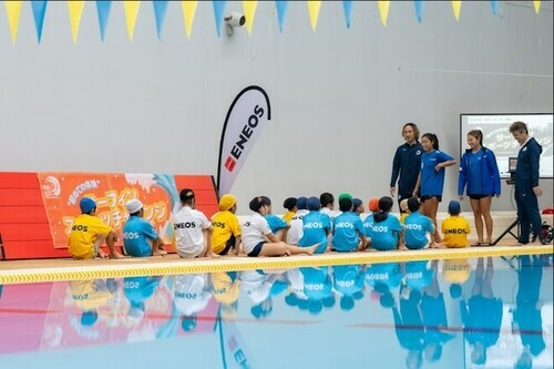 1:(画像)講義を聞く子ども達