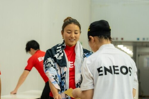 4:修了書をもらう参加者