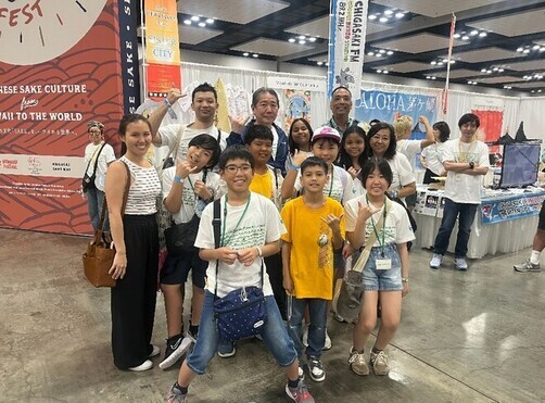 10:コンベンションセンター内の茅ヶ崎ブースにて佐藤市長と記念写真