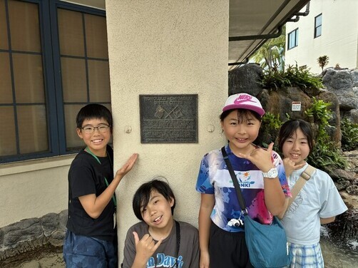 27:ワイキキ交番に設置された姉妹都市締結記念プレート