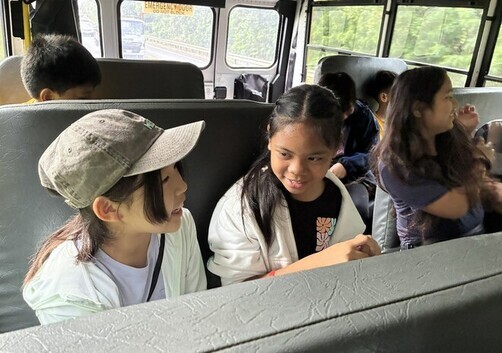 13:バスの中でもパートナーとおしゃべりの時間