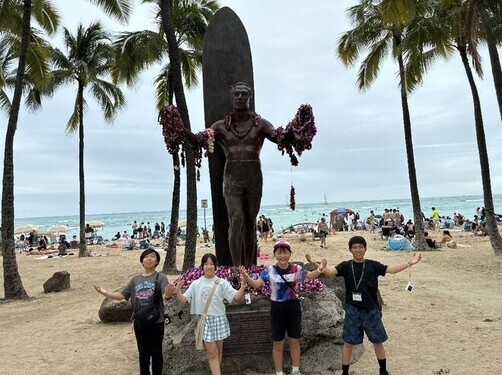 28:デューク・カハナモクになりきって、はいポーズ