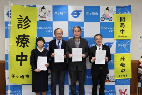 1:(画像)協定締結後の記念撮影（協定書を手にして） （左から：大久保会長（薬剤師会）、高山会長（医師会）、佐藤市長、下里会長（歯科医師会））