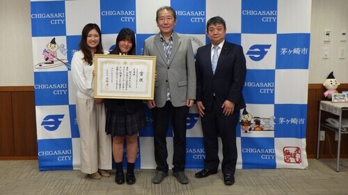 1:(画像)市長と記念撮影（左からお母様・美音さん・市長・水島議員）