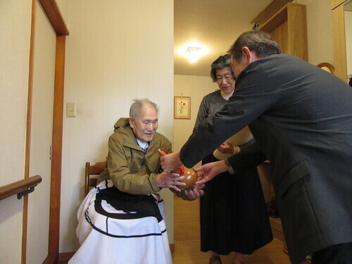 1:(画像)笑顔で受け取ってくださいました！