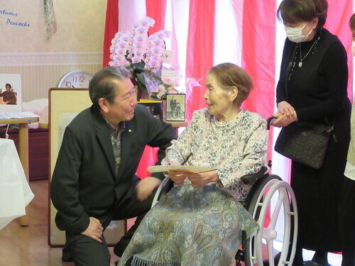 2:（画像）趣味の習字や墨絵を見せていただきました。