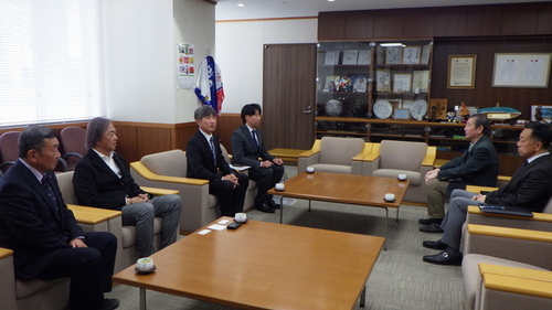 1:(画像)左から柾木議員・茅ヶ崎ゴルフ協会 伊藤和明様・お父様・山崎帆久登選手