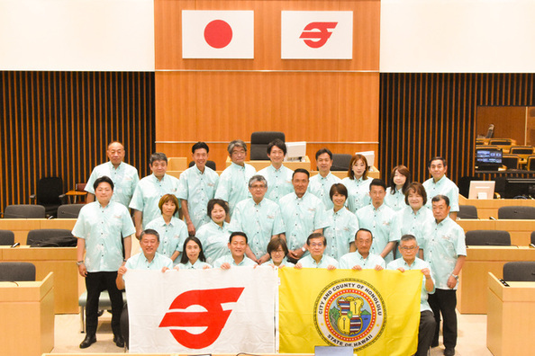 アロハシャツを着用した茅ヶ崎市議会議員