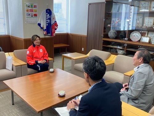 2:(画像)市長と歓談する様子