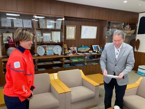 3:川口選手からオリンピックの記念品をいただきました