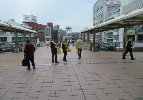 3:（画像）通行する方々に啓発活動を行いました！