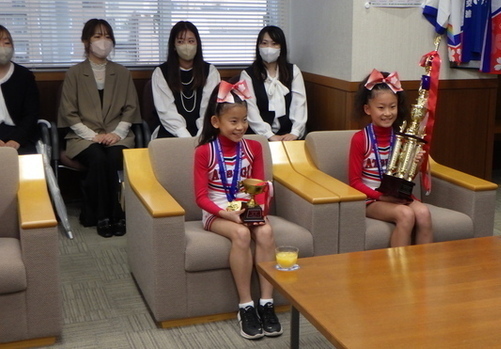 1:（画像）左から大森 咲璃さん・大森 美璃さん