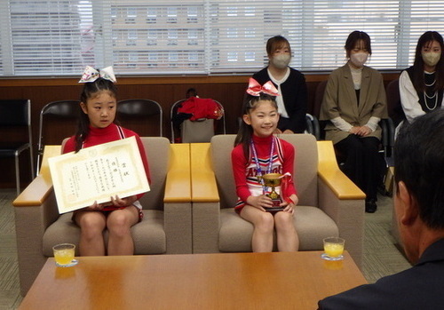 2:(画像)左から内山 芽衣夏さん・佐藤 環奈さん