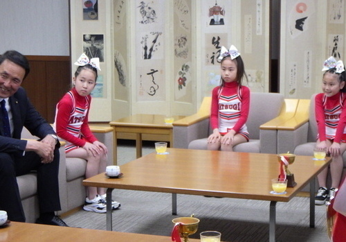 3:（画像）左から水本議員・神田 衣知花さん・川戸 翔愛さん・角田 茉那さん