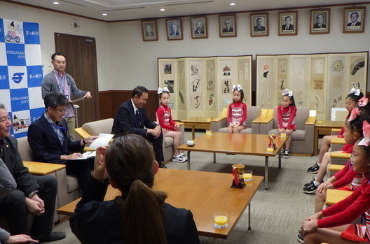 4:(画像)歓談中の様子