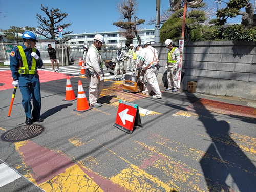 8:(画像)校門前のレッドカラー塗装
