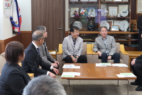 3: (画像)歓談では今後の交流や両市の魅力について大いに盛り上がりました