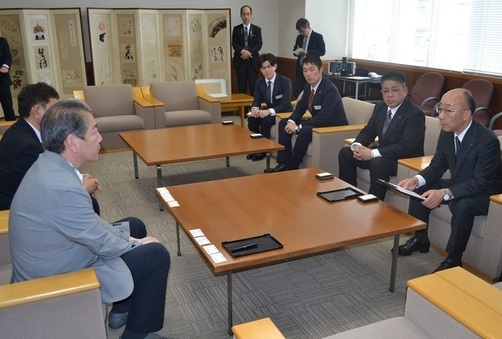 2:(画像)歓談の様子