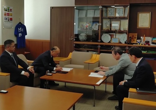 1:（画像）署名の様子