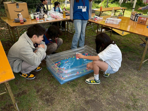 2:(画像)縁日ブースでスーパーボールすくい