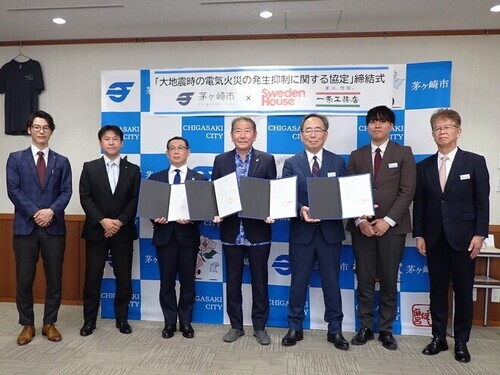 (画像)ご出席いただいた株式会社スウェーデンハウス横浜支店（写真左側）及び株式会社一条工務店（写真右側）の皆様と市長