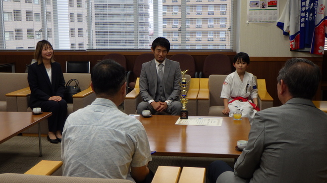 (画像)左からお母様・空手道波空会 伊澤波人 代表・須郷渚斗君