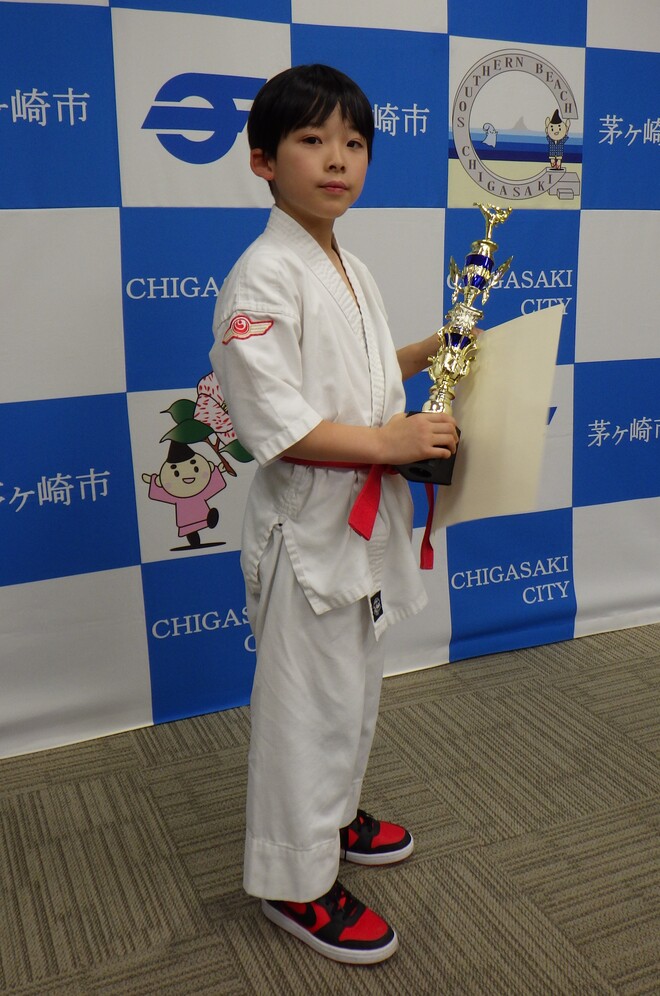 (画像)右袖のワッペンは大会出場権の証