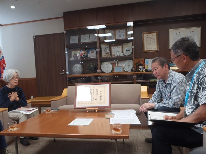 (画像)市長に団体の取組み等について説明
