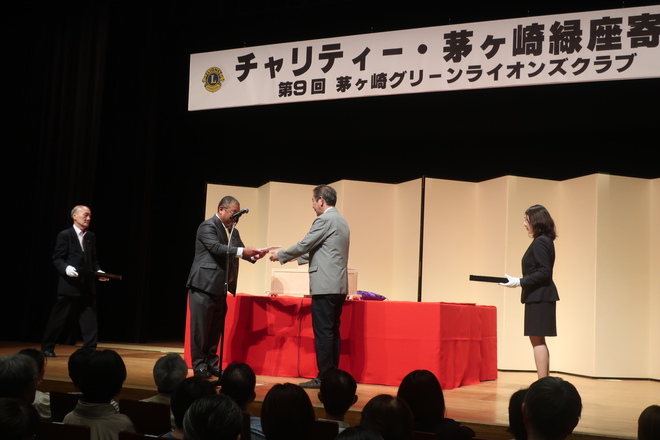 (画像)会長の大柳裕一様から寄附をいただきました